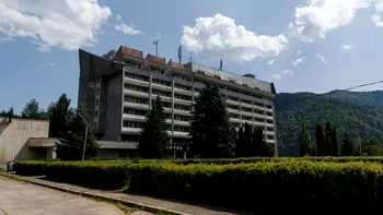 Staţiunea fantomă din România. Aici ar fi avut loc Jocurile Olimpice, în anii '70 era un proiect uriaş, acum au rămas ruinele