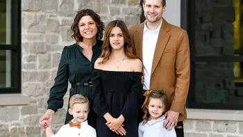Mamă obligată să-și adopte propriii gemeni biologici, după o luptă de patru ani, a reușit să schimbe legea în Michigan, Statele Unite