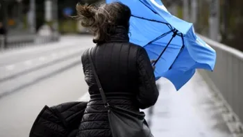 Avertizare de la ANM! Este cod galben de vânt în mai multe zone din ţară, se răceşte vremea