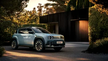 Noul Renault 4 E-Tech electric, disponibil pentru comandă în România. Cât costă mașina electrică „nostalgică” a francezilor