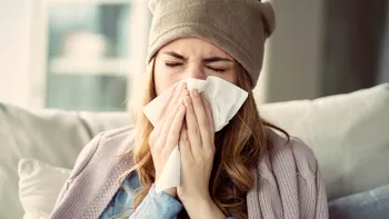 Motivul pentru care răcim, în ciuda evoluției impresionante a medicinei moderne. Banala răceală încă ne dă bătăi de cap
