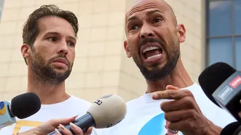 Fraţii Tate continuă să sfideze. Replica dată de Andrew unui jurnalist, la sediul central DIICOT: 