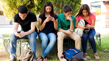 Generația Z și blestemul ecranelor: cum a devenit internetul dușmanul tăcut al relațiilor reale