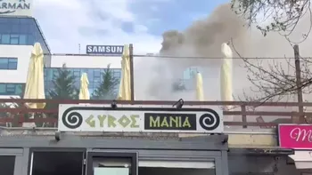 Incendiu la un restaurant de lângă stația de metrou Pipera. Fumul dens s-a răspândit în toată zona