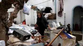 Imaginile dezastrului din Grecia. Inundaţiile anulează concediile a zeci de mii de europeni, oraşele sunt pline de noroi