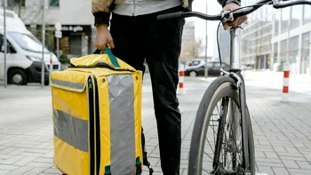 Ce a primit un bucureştean care a comandat mâncare prin curier? Imaginile au stârnit controverse: 