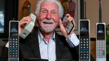 Lansarea primului telefon mobil/Revoluția islamică din Iran/Intrarea forțelor aliate în Roma în timpul celui de-Al Doilea Război Mondial și alte evenimente istorice pe 3 aprilie