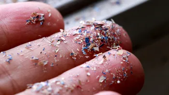 Microplasticele încălzesc și atmosfera: poluarea invizibilă care ar putea amplifica schimbările climatice