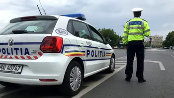 Mașină de poliție în trafic cu girofar albastru - ce obligații au șoferii români. Cum eviți sancțiunile din Codul Rutier