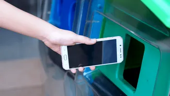 Telefonul vechi nu e gunoi: Cum și de ce să reciclezi smartphone-ul în România