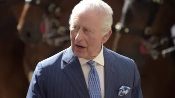 Apariția Regelui Charles a stârnit controverse. Bodyguardul lui a atras toate privirile, se cer explicații pentru un obiect bizar