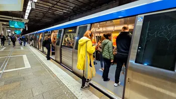Despăgubire record pentru o tânără din București: 23.000 de euro de la Metrorex, după ce s-a împiedicat în stația Universitate și și-a rupt piciorul