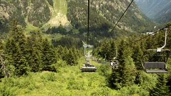 Unde se află cel mai lung traseu cu telescaunul din România. Aici te bucuri de peisaje unice timp de 25 de minute