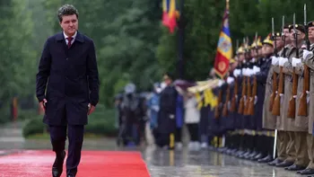 Apariţia surpriză a zilei, la Palatul Cotroceni. Cine este doamna care l-a aşteptat pe Nicuşor Dan la Palatul Cotroceni