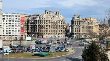 Blocul unic din Bucureşti pe care nu îl bagi niciodată în seamă. Construit în 1926 la intrarea pe Calea Victoriei, este o comoară arhitecturală