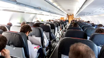 Incident bizar în avion: un însoțitor de bord a dansat dezbrăcat la 10.000 de metri. Ce a urmat și care a fost cauza