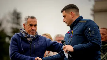 Călin Georgescu și George Simion, împreună la vot. Cei doi au avut atitudini total diferite, cum au fost primiți de oameni