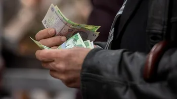 Câți bani trebuie să ai obligatoriu în cont la vârsta de 60 de ani, când mai ai puțin până la pensie! Suma bagă în sperieți românii