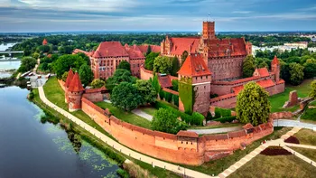 Cel mai mare castel din lume e la doar patru ore de București. Puțini știu că a fost construit de Cavalerii Teutoni