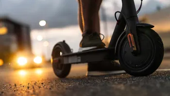 Explozie într-un bloc din București provocată de o trotinetă electrică lăsată la încărcat. Zeci de persoane evacuate