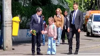 Fetița lui Nicușor Dan a atras toate privirile la ceremonia de învestire a tatălui său. Gesturile cu care Aheea a cucerit sala Parlamentului