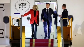 Gestul care l-a trădat pe Macron: ce a făcut imediat după ce Brigitte l-a împins în avion. A arătat clar că era furios