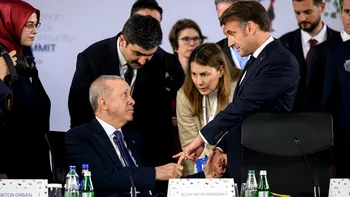 Gestul straniu dintre Erdogan și Macron: președintele Turciei i-a prins degetul liderului francez și nu i-a mai dat drumul