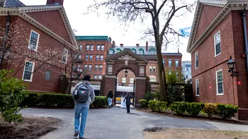 Un judecător federal blochează temporar încercarea de revocare a dreptului Harvard de a înscrie studenți străini