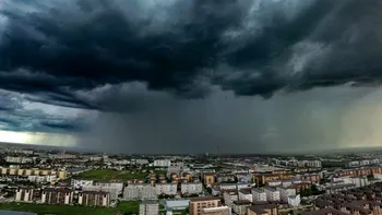 Imagini apocaliptice în Bucureşti. Cerul a oferit un adevărat spectacol, înainte de furtună. Cum va fi vremea în weekend