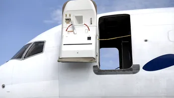 Un pasager a vrut să deschidă ușa avionului la 10.000 de metri altitudine. Ce a urmat apoi