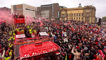 Incident grav la parada echipei Liverpool: un bărbat a intrat cu mașina în mulțimea de oameni