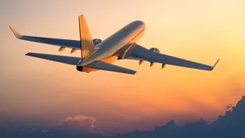 Locuri „în picioare” în avion? Propunerea care ar putea schimba complet zborurile low-cost de scurtă durată