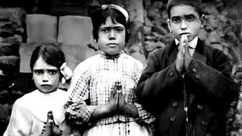 Miracolul de la Fatima. Povestea celor trei copii cărora li s-a arătat Fecioara Maria în 1917: Francisco și Jacinta au murit la 9 și 10 ani și au fost canonizați, verișoara lor Lucia s-a călugărit și a trăit 97 de ani
