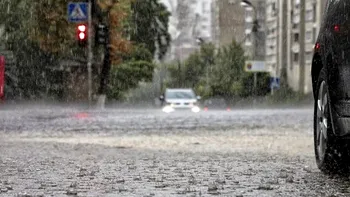 Nu scăpăm de ploi şi frig! Avertizările meteorologice, prelungite. Sfaturile ISU pentru români