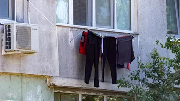 Orașul din România care interzice uscarea rufelor în afara balconului. Amenzi de până la 1.500 de lei