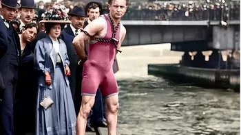 Povestea lui Harry Houdini, cel mai mare iluzionist din istorie. Maestrul evadărilor se elibera singur din cătușe, frânghii, cămăși de forță și cutii în care era scufundat, cu capul în jos