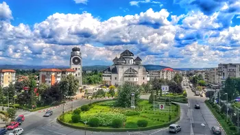 Oraşul din România în pericol de faliment, deşi are o fabrică cu renume mondial. De ce pleacă lumea de aici