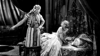Primul latin lover din istoria cinematografiei, răpus de boli la doar 31 de ani. La moartea lui Rudolph Valentino, sute de femei s-au aruncat peste catafalc, mii și-au luat viața din durere