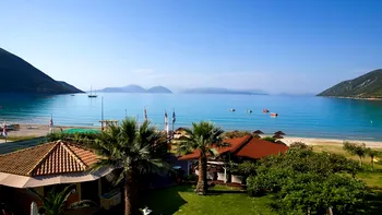 Stațiunea superbă din Grecia cu ape turcoaz și liniște totală, la prețuri mai mici ca pe litoralul românesc