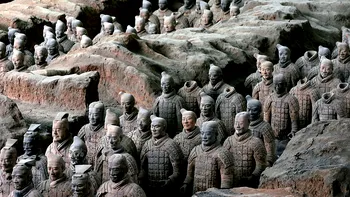 VIDEO | Momentul în care un turist distruge doi soldați ai armatei de teracotă din China, în plină zi