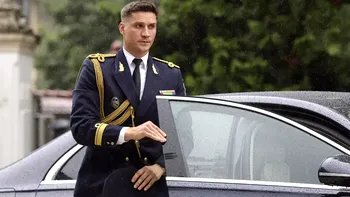 Viralul momentului. Admiratoarele i-au scris o baladă SPP-istului care îl păzește pe Nicușor Dan