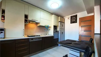 Lux discret în inima Brașovului: Apartamentul pe două niveluri care redefinește confortul