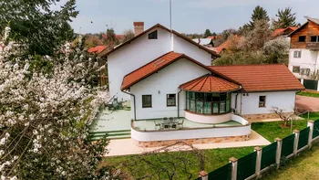 O vilă care îți taie respirația, la aproape un milion de euro: Refugiu de lux la Breaza cu 5 dormitoare, 6 băi și o magnolie cât o poveste