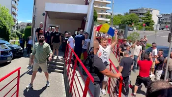 Vicepreședintele USR Diaspora, scuipat şi înjurat de susţinătorii lui George Simion. Dan Enache, despre ce se întâmplă la secţiile de votare din străinătate: 