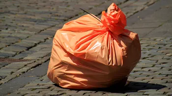Obiceiul românilor de a lăsa gunoiul la uşă, pe casa scării, ilegal. Ce riscă cei care fac asta