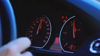 Vitezometrul pe bord sau pe Waze și Google Maps. De unde vine diferența de viteză, ce vede Poliția, cine are dreptate