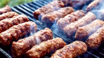 De ce se mănâncă mici de 1 Mai, de fapt? În România, Ziua Muncii se sărbătoreşte din 1890