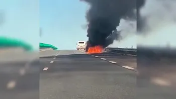 O mașină a luat foc pe Autostrada Soarelui. Traficul spre litoral, blocat complet
