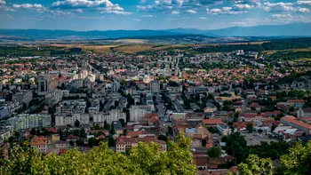 Oraşul abandonat din România. Tinerii pleacă pe capete, localitatea se goleşte de la un an la altul