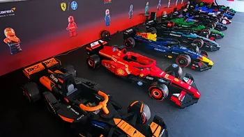 Piloții de Formula 1 au defilat în mașini Lego în mărime naturală la Marele Premiu din Miami